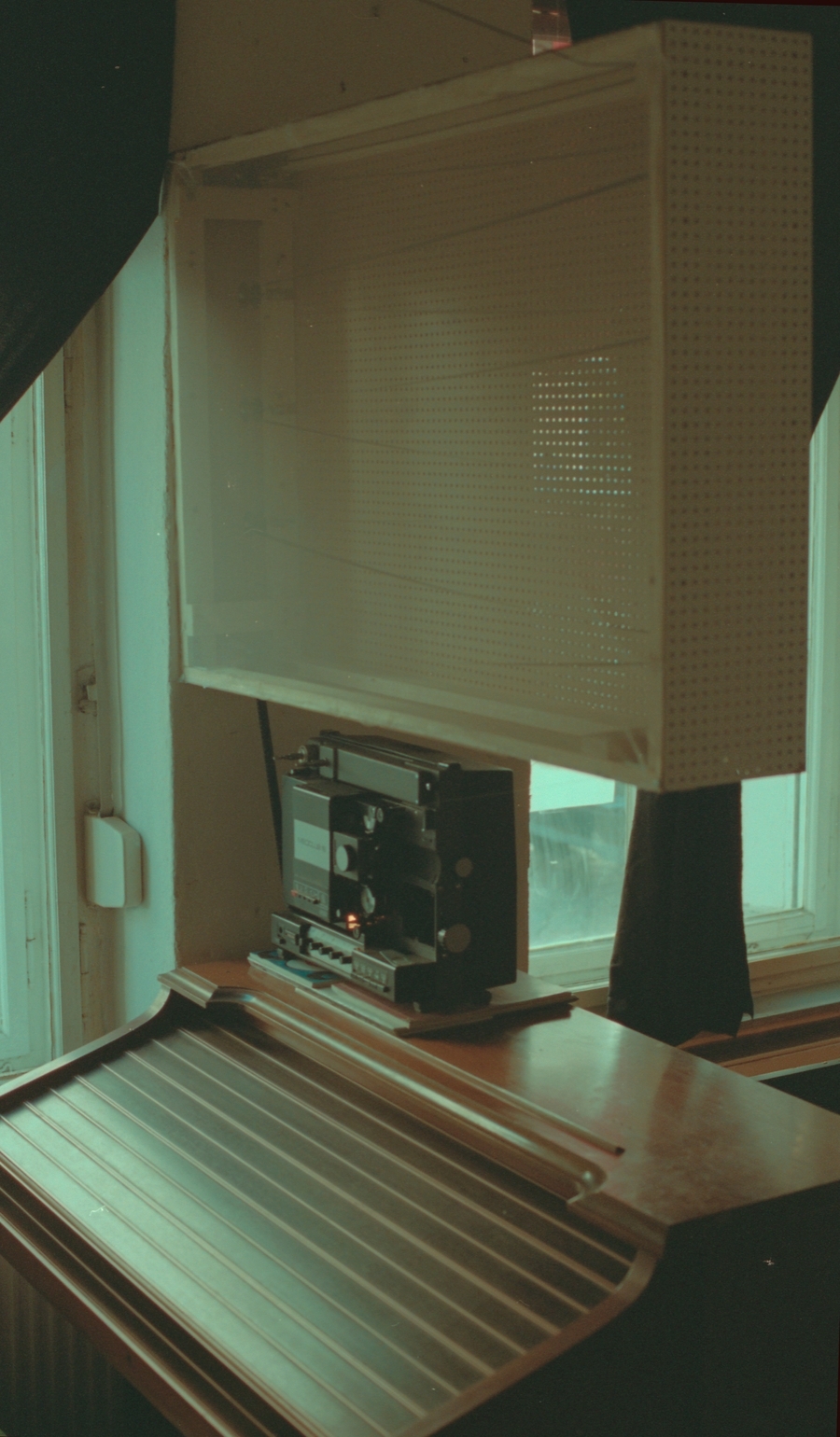 <p>2015<br />
Curatorial:<br />
Erzgebirgisches Laseratomkraftwerk<br />
mit Pigmentfenster</p>
